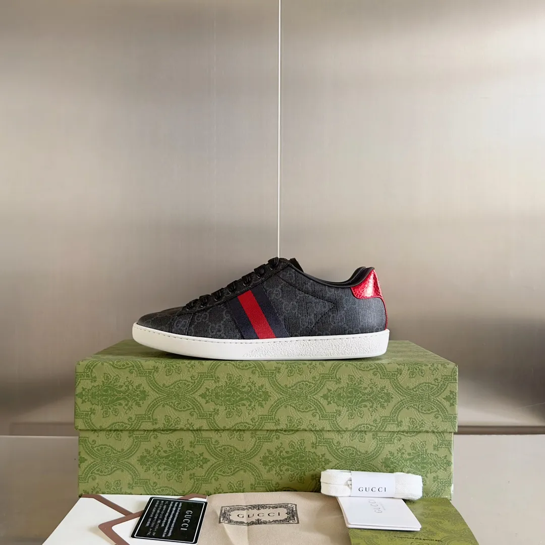 👟👟Ex-factory price 540👟👟 Men's size +10 Top version: Gucci G family classic Ace series Embroidery Little Bee White Shoes Couple Style Ribbon Love Casual Sports Shoes Sneakers Original Purchase Development Production This brand's classic low-top sports shoes interweave golden embroidered bees with red and green webbing. The bee is a classic element of the brand. It appeared in the Gucci ready-to-wear series in the 1970s. Exquisite packaging at the delivery counter🛍📦 ▪️Fabrics: Original custom imported first-layer cowhide ▪️Foots: Original custom cowhide lining ▪️Sole: Original open-molded rubber non-slip material ▪️Sole thickness: 2.5CM ▪️Size: Women's 34-41 (customized 34/41) ▪️Size: Men's 38-46 (38/46 customized)